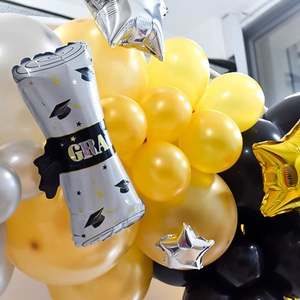 Congrats-Grad-Latex-Balloon-Garland-close-up