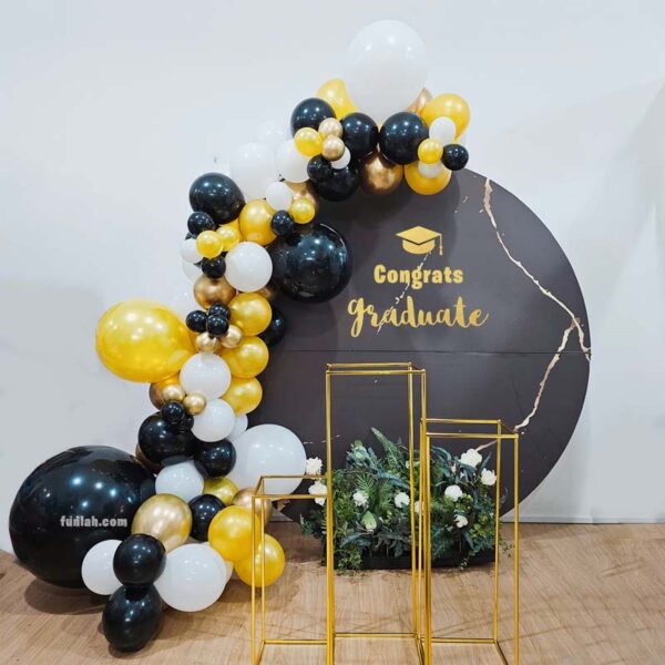 Graduation Round foam board signage with balloon garland