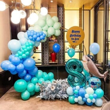 Ring frame with balloon garland shark theme